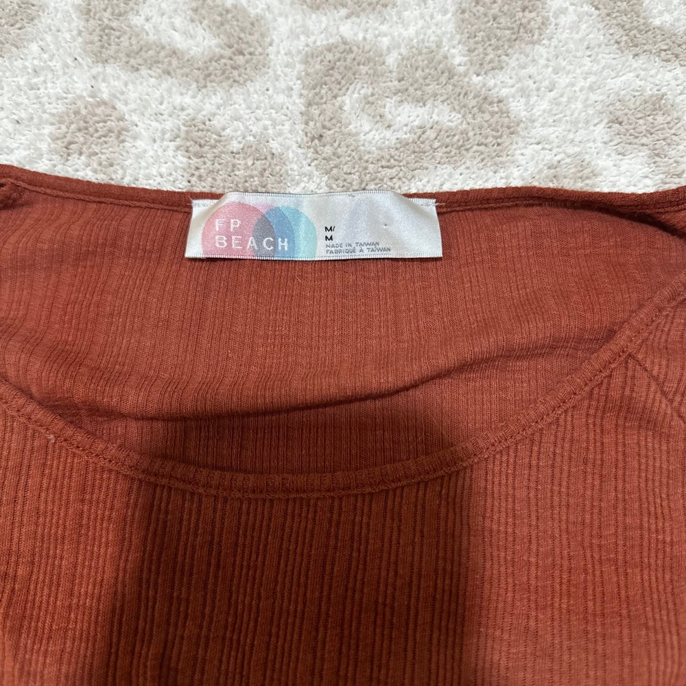 Free People FP‎ Beach Long Sleeve Top Rust Orange Ribbed Cropped Smocked Medium - Picture 2 of 3